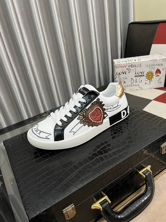 出厂价： 新品dolce&Gabbanadg高端男士运动休闲鞋。进口牛皮 多种材质拼接设计进口牛皮内里 真皮垫脚原版tpr弹力大底。 Size：38-44